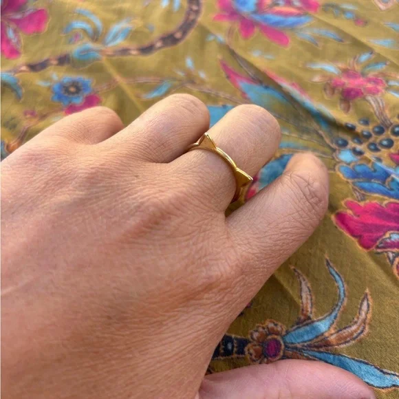 Gold-colored Cat Ear Ring - Picture 2 of 3